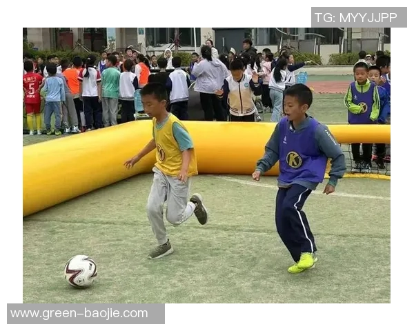 小朋友们化身足球明星展现梦想与激情的精彩瞬间