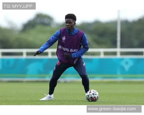 撞头足球明星盘点：那些在赛场上闪耀的头球高手与传奇人物